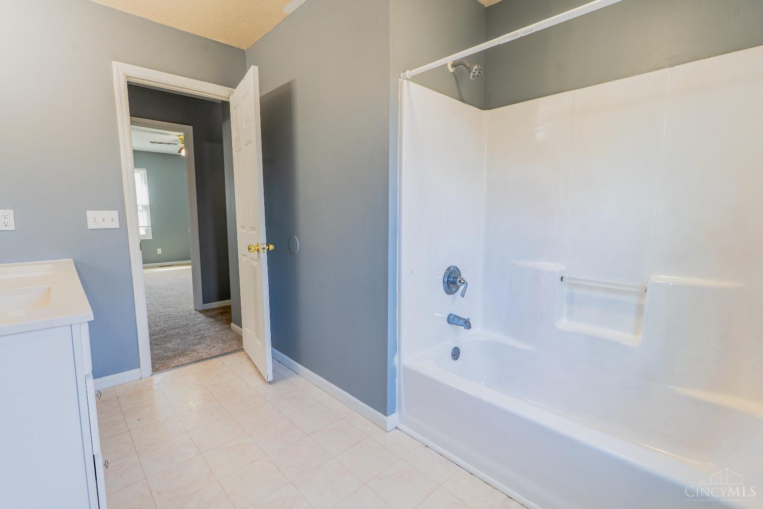 8715 Sarahs Bend Drive, Colerain Twp, Ohio image 23
