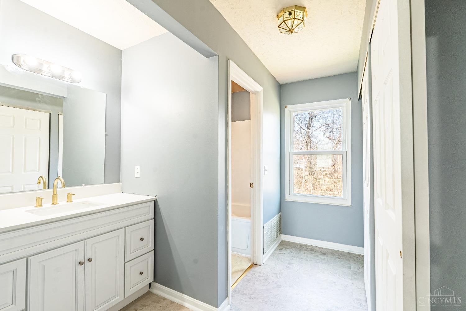 8715 Sarahs Bend Drive, Colerain Twp, Ohio image 31