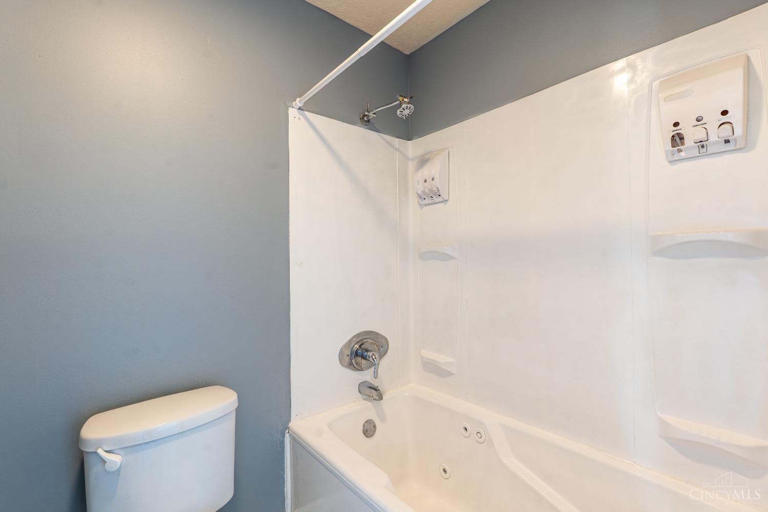 8715 Sarahs Bend Drive, Colerain Twp, Ohio image 33