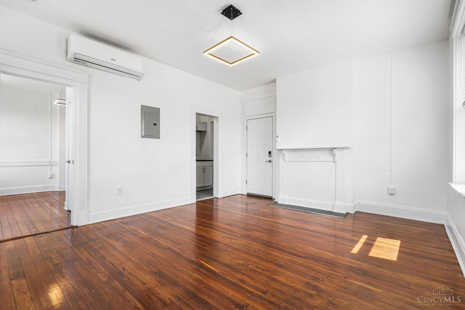 150 E Clifton