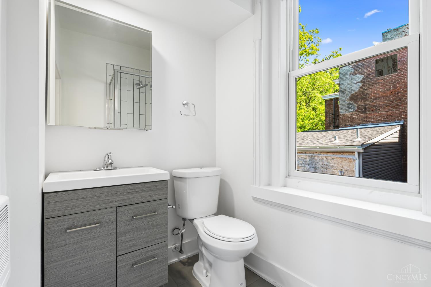 150 E Clifton