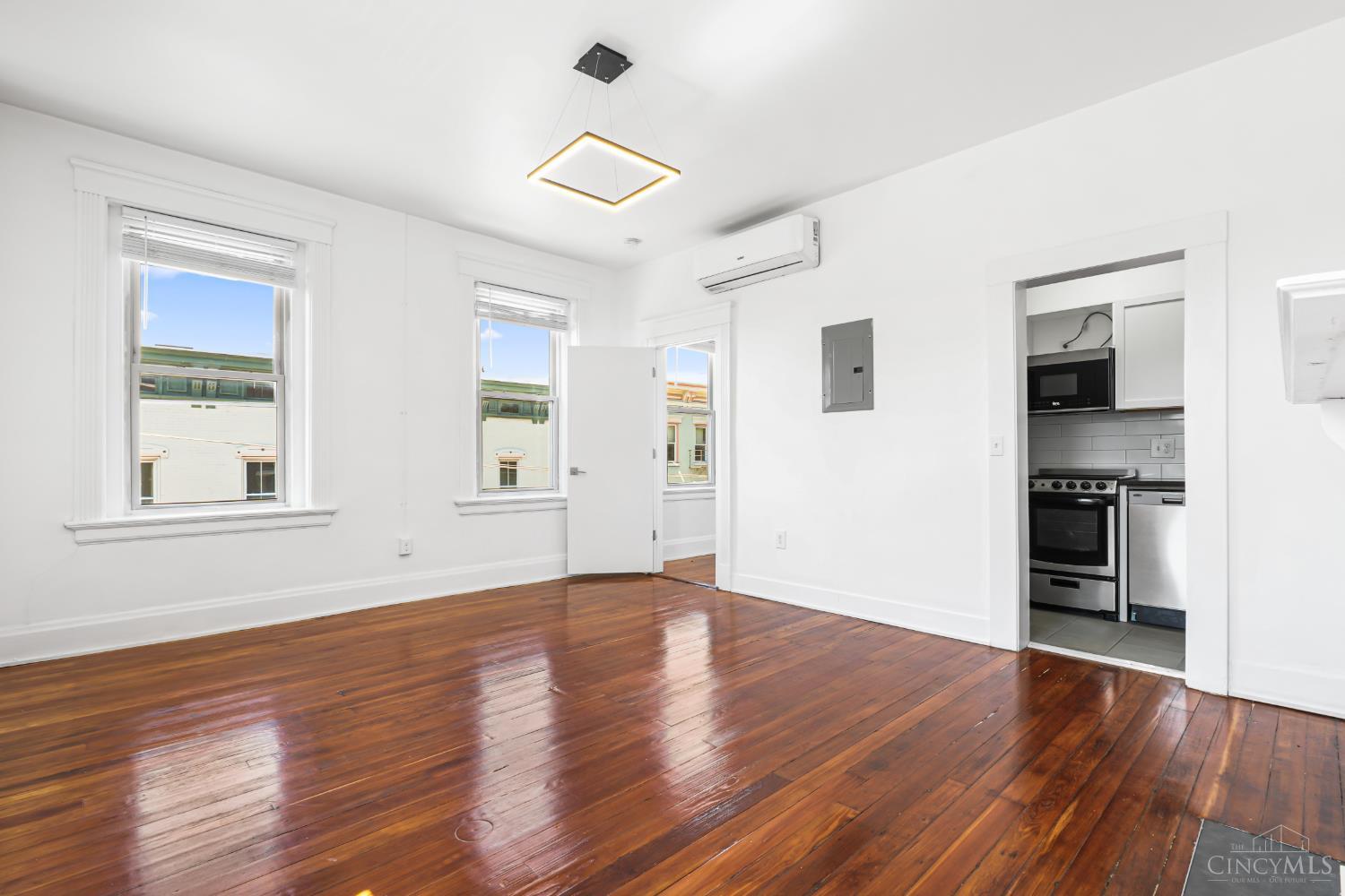 150 E Clifton