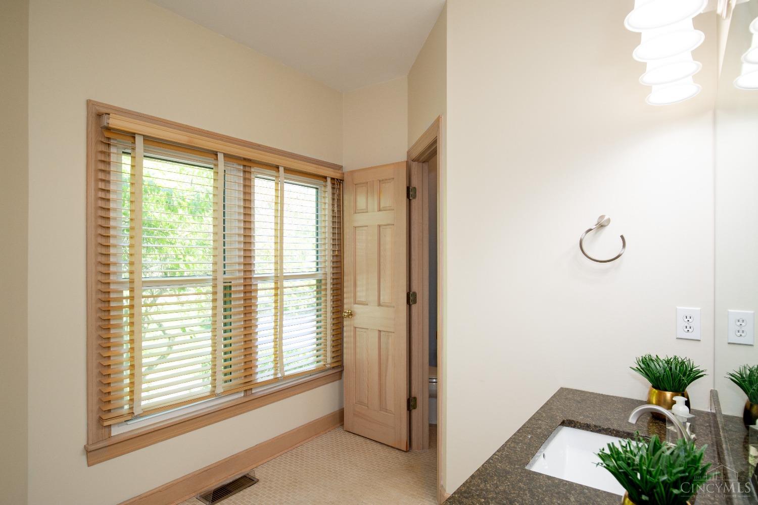 4980 Pebblevalley Drive, Colerain Twp, Ohio image 32