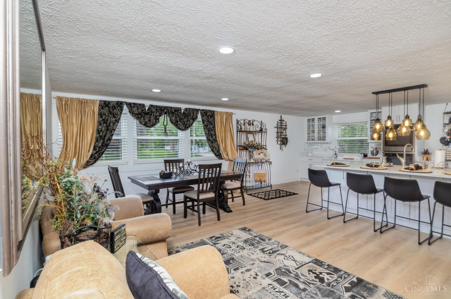 4263 Fox Hollow Drive, Blue Ash, Ohio image 3