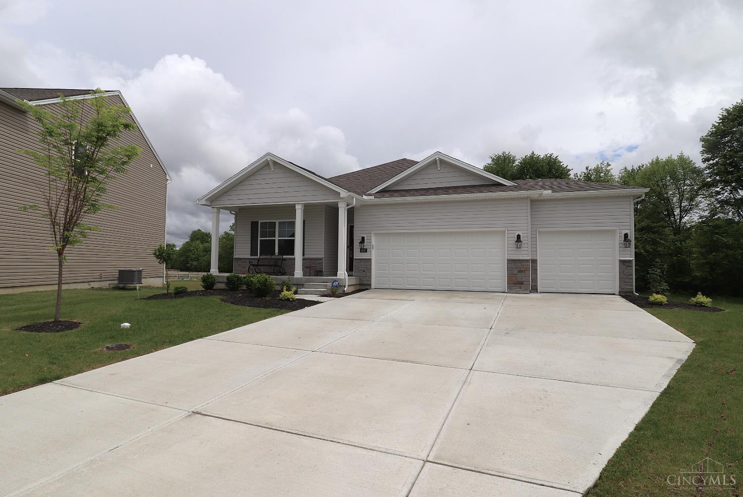 1802 Oak Cove Cv, Goshen Twp, Ohio image 2
