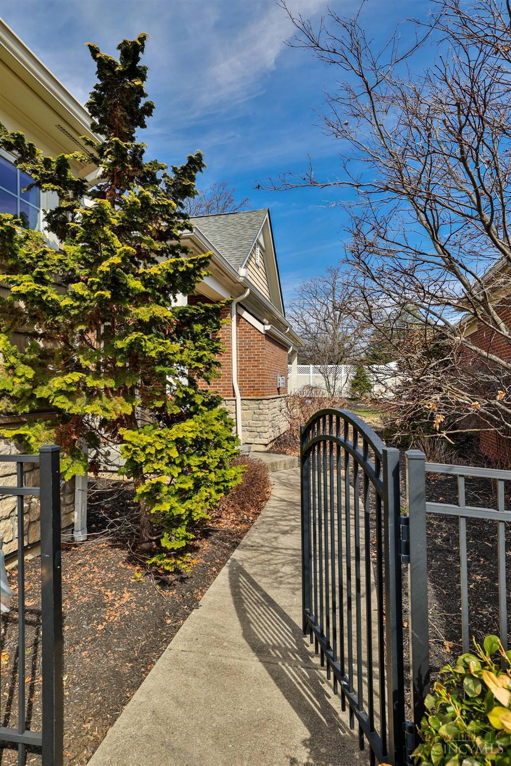 128 Village Gate Lane, Montgomery, Ohio image 2