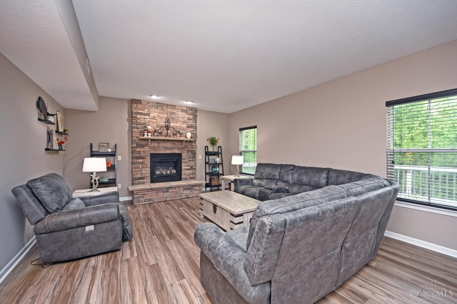 4826 Lakeview Court