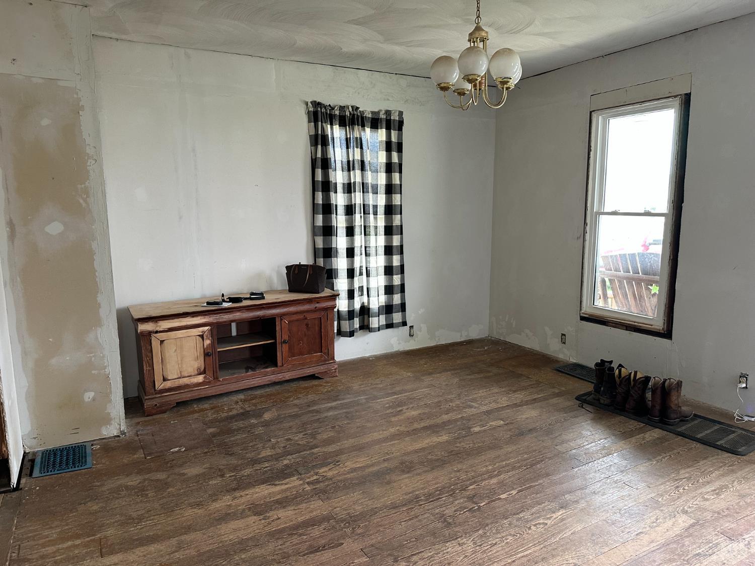 206 Broadway Street S