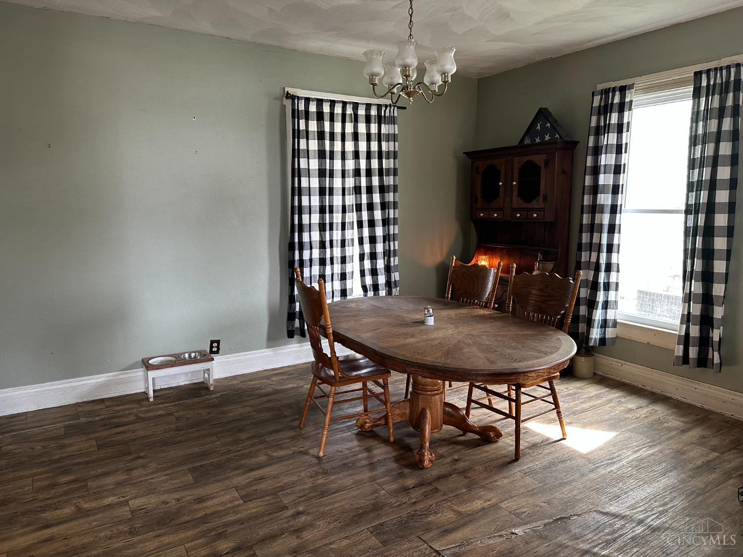 206 Broadway Street S