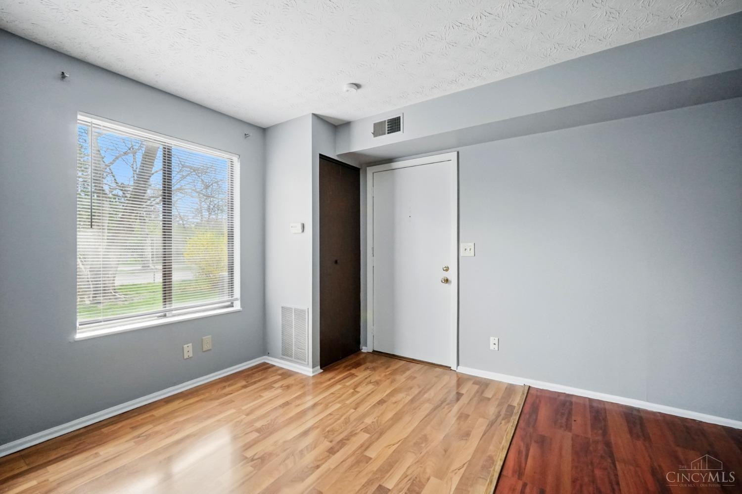 1038 E Crescentville Road, West Chester, Ohio image 3