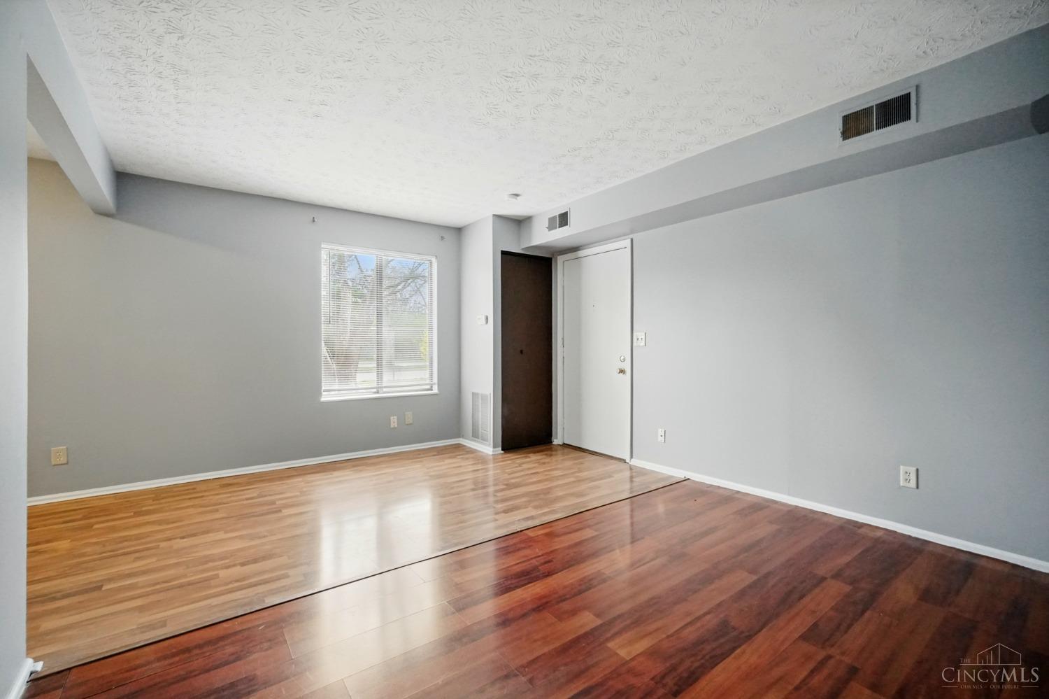 1038 E Crescentville Road, West Chester, Ohio image 4