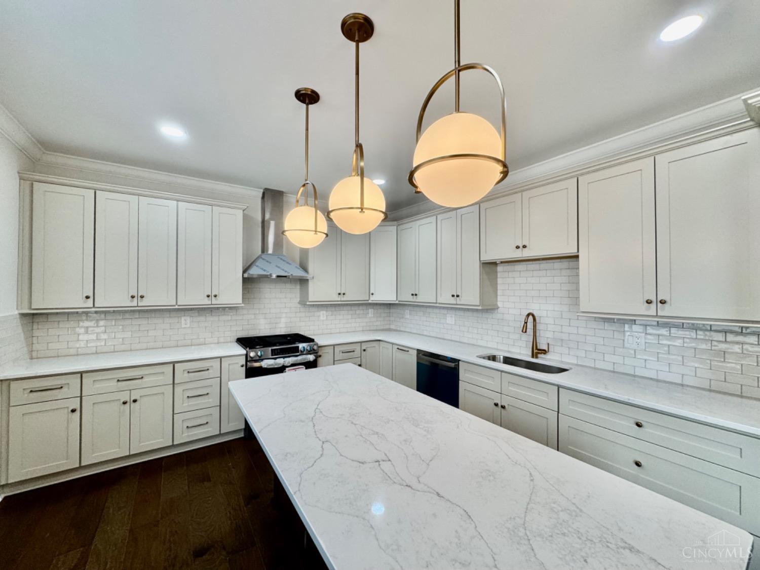 5721 Montgomery Road, Cincinnati, Ohio image 3