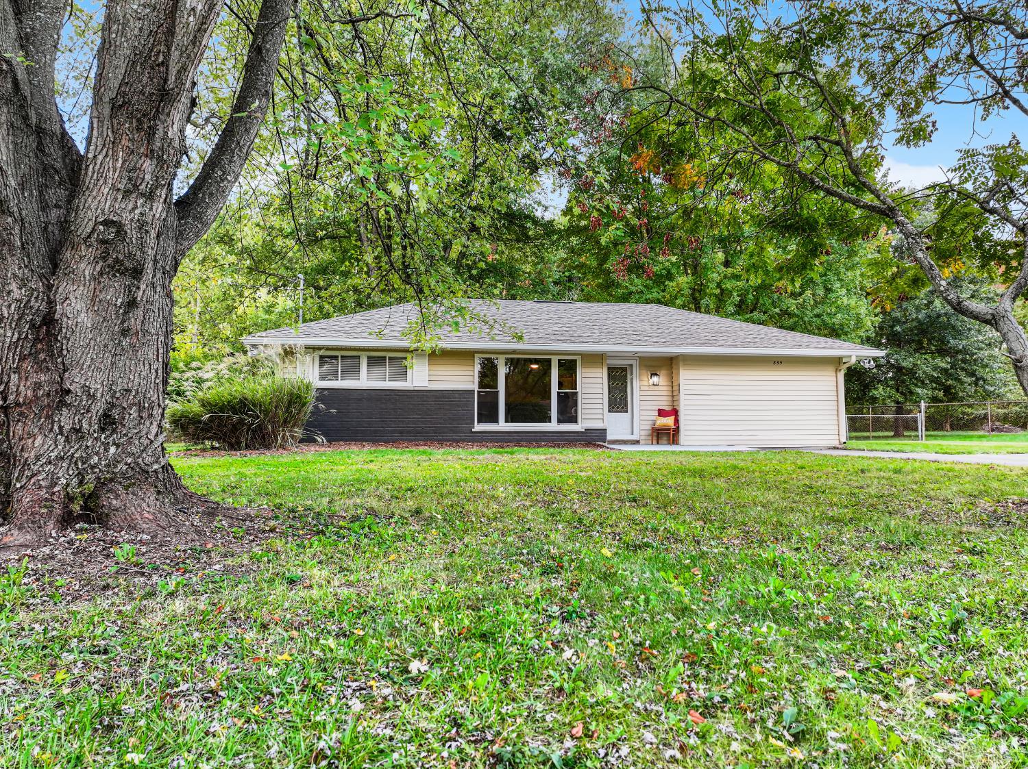 855 Hawthorne Drive