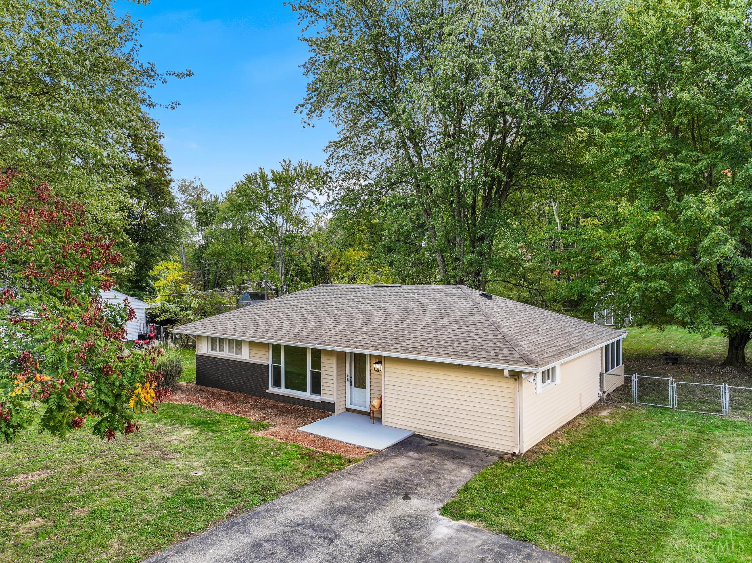 855 Hawthorne Drive