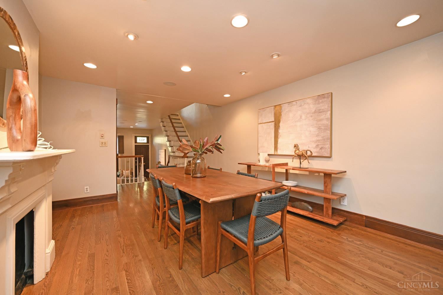 913 Paradrome Street