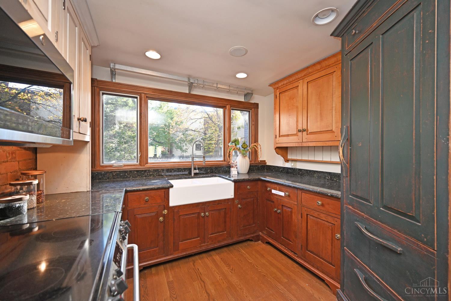 913 Paradrome Street