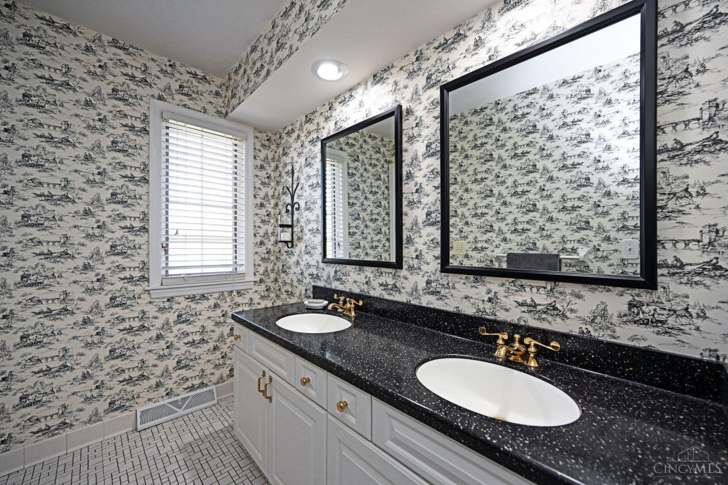 7150 Hamilton Hills Drive, Anderson Twp, Ohio image 24