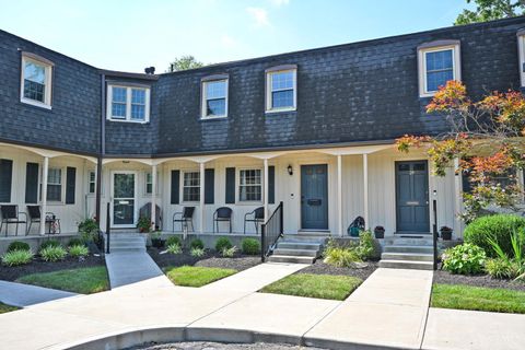 Photo of 23 Creekwood Square, Glendale, OH 45246 (MLS # 1887082)