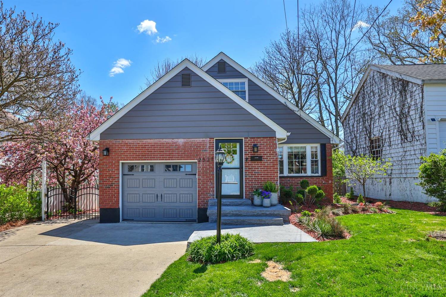 2537 Moundview Drive, Norwood, Ohio image 1