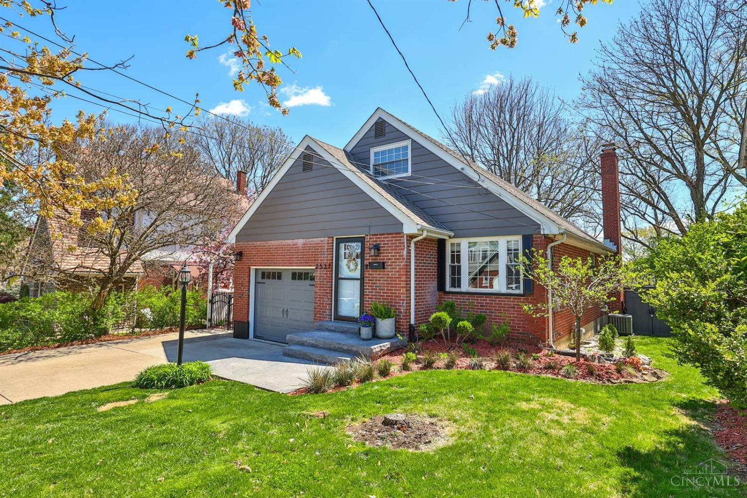 2537 Moundview Drive, Norwood, Ohio image 2