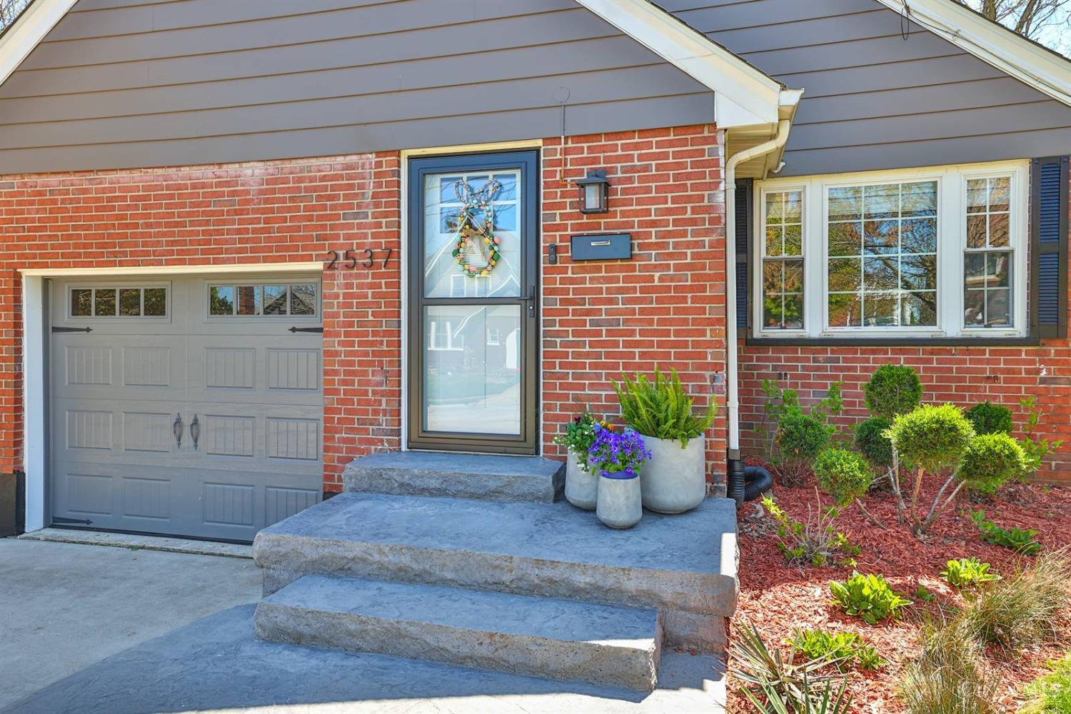2537 Moundview Drive, Norwood, Ohio image 3