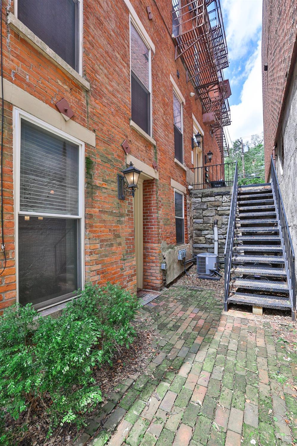 537 Liberty Hill 1