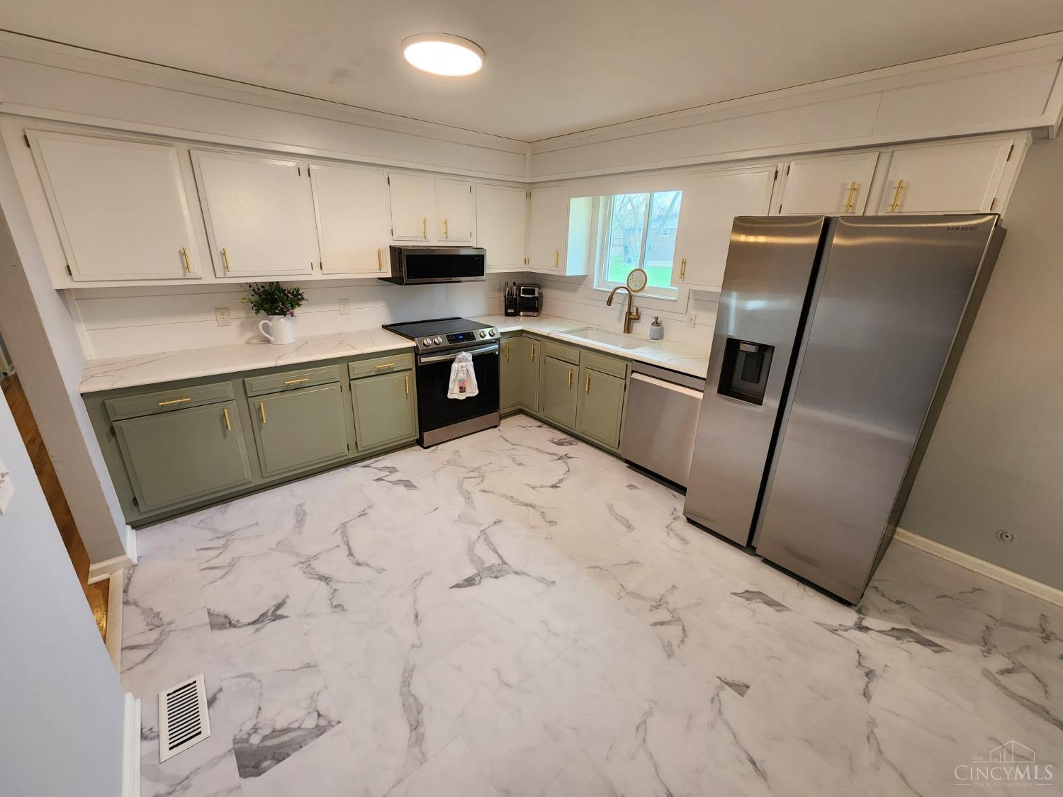 215 Lindell Drive, Germantown, Ohio image 2