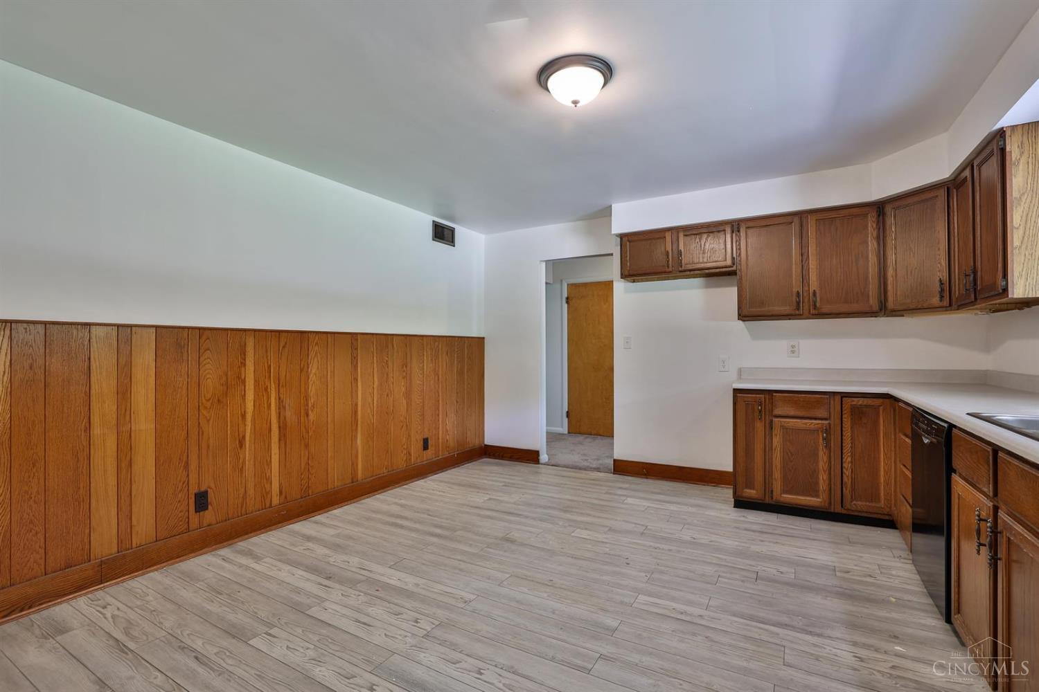 8667 Woodview Drive, Springfield Twp., Ohio image 16
