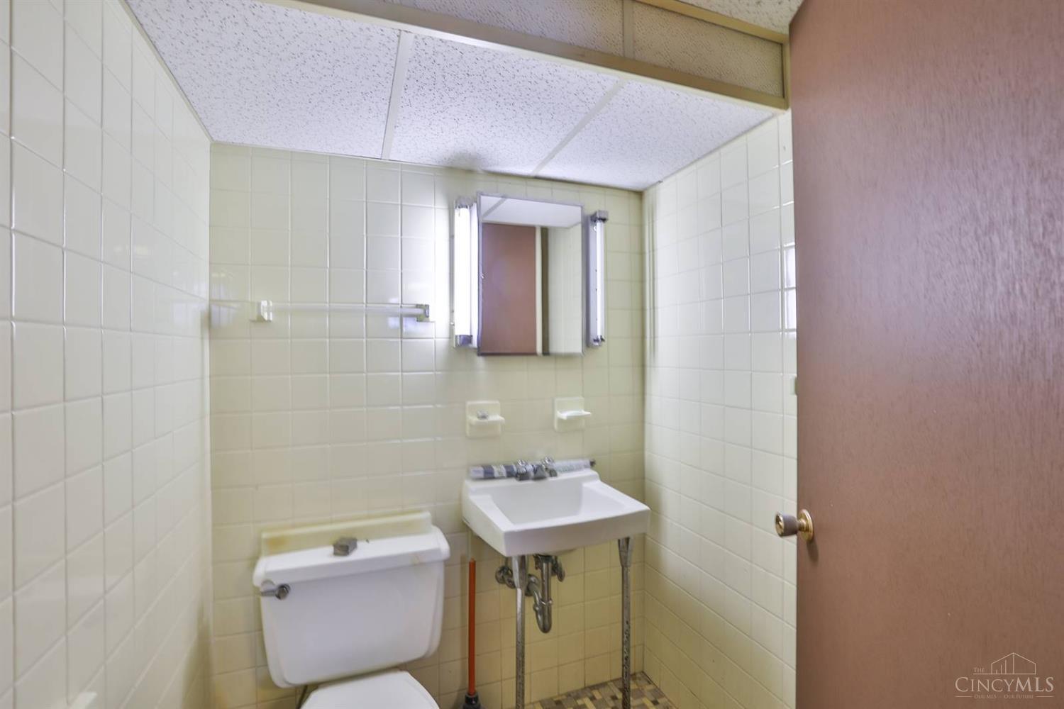 8667 Woodview Drive, Springfield Twp., Ohio image 32