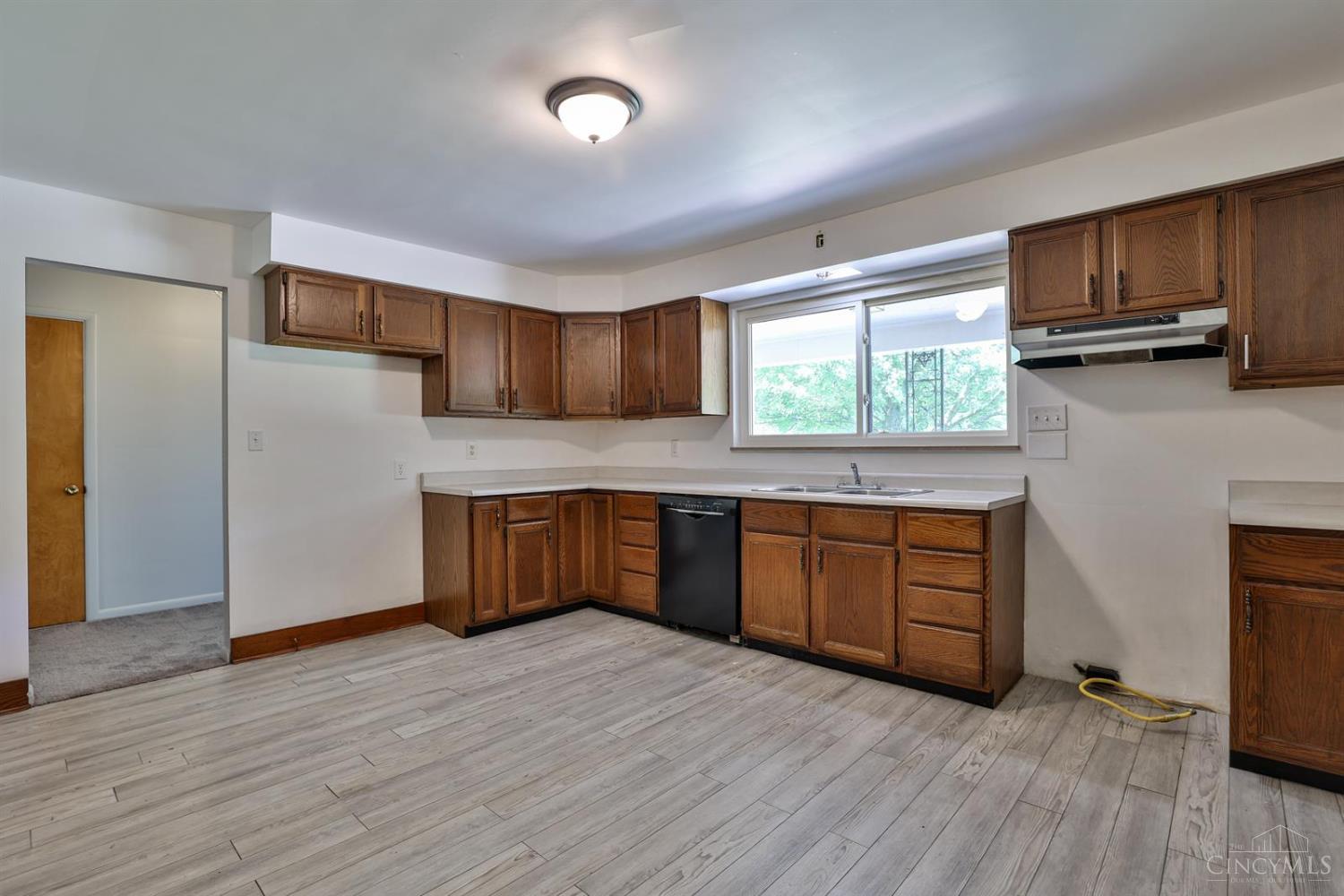 8667 Woodview Drive, Springfield Twp., Ohio image 15