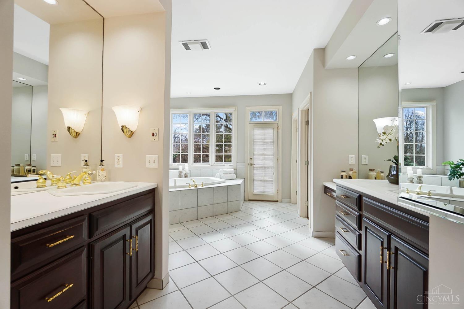 5083 Rollman Estates Drive, Amberley, Ohio image 29