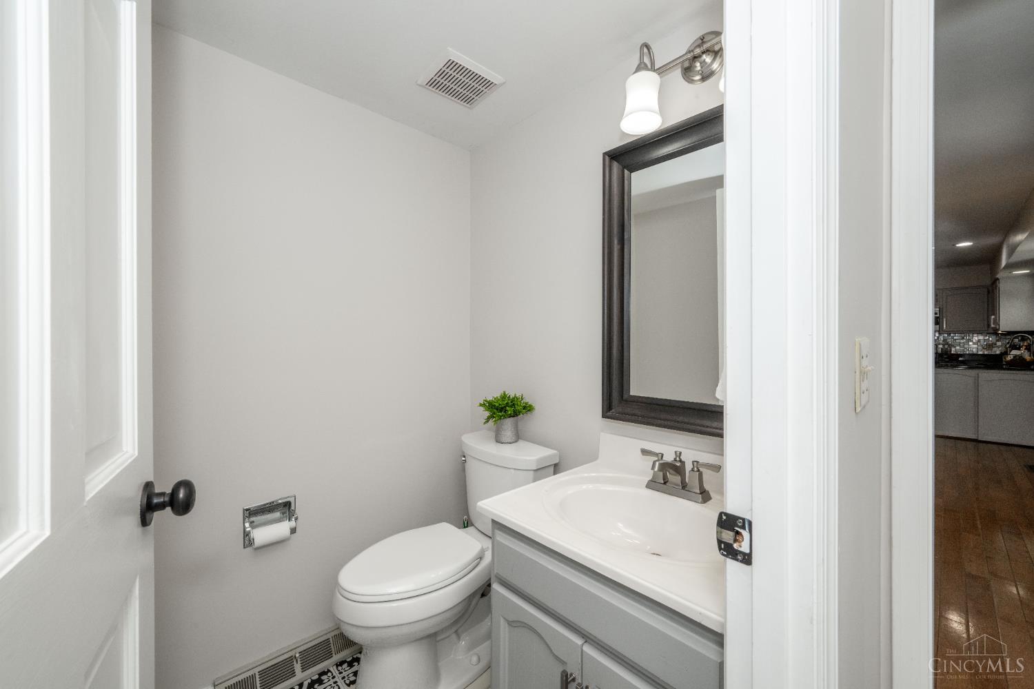 8721 Tanagerwoods Drive, Montgomery, Ohio image 28