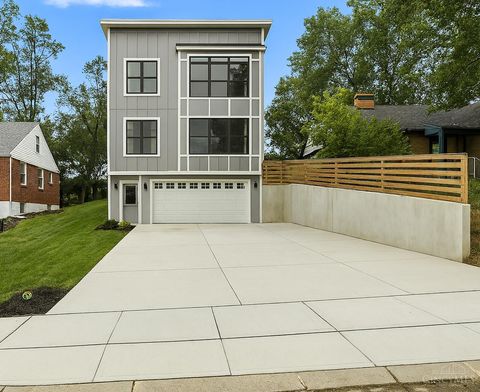 Photo of 2834 Cortelyou Place, Cincinnati, OH 45213 (MLS # 1856710)
