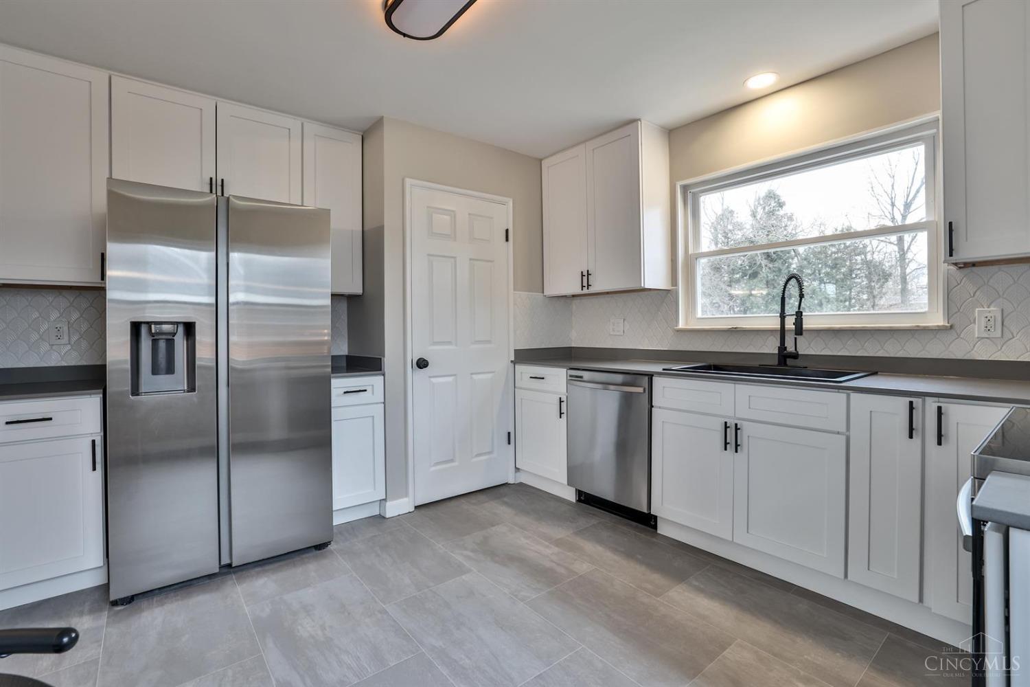 7861 Gwenwyn Drive, Amberley, Ohio image 12
