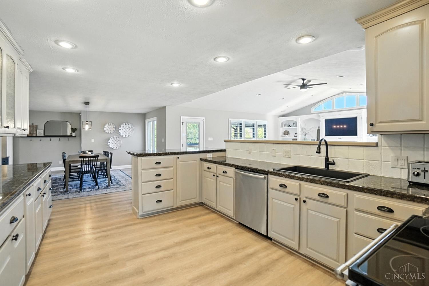 Oregonia, Ohio 45054, United States, 3 Bedrooms Bedrooms, ,3 BathroomsBathrooms,Residential,Pending,198351