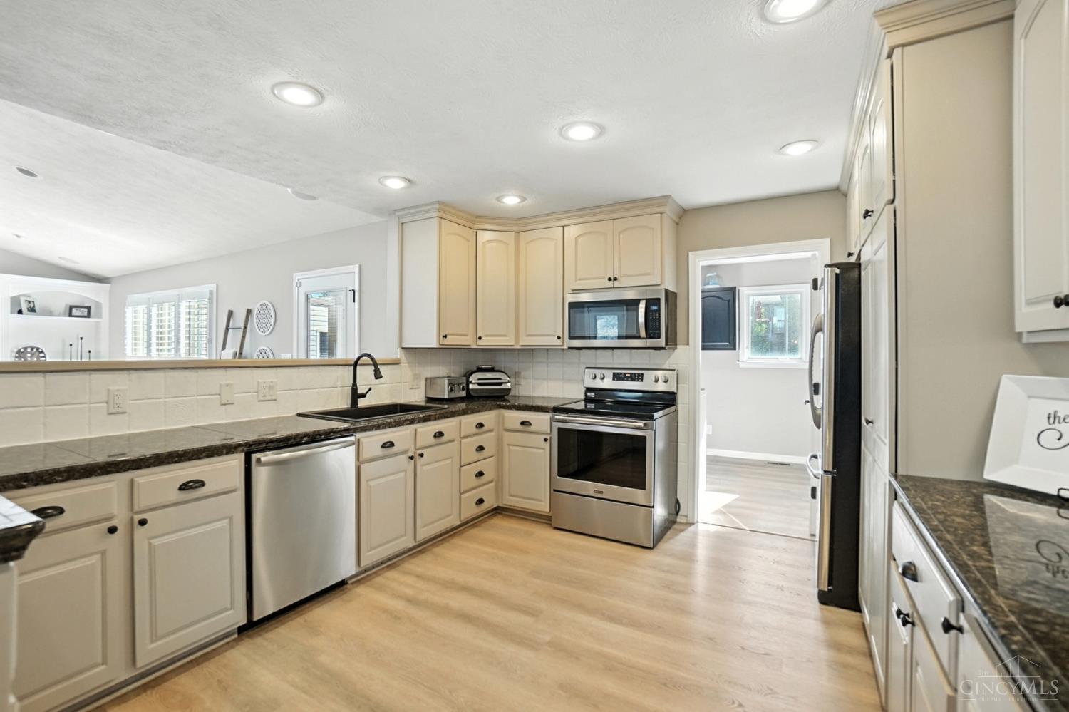 Oregonia, Ohio 45054, United States, 3 Bedrooms Bedrooms, ,3 BathroomsBathrooms,Residential,Pending,198351