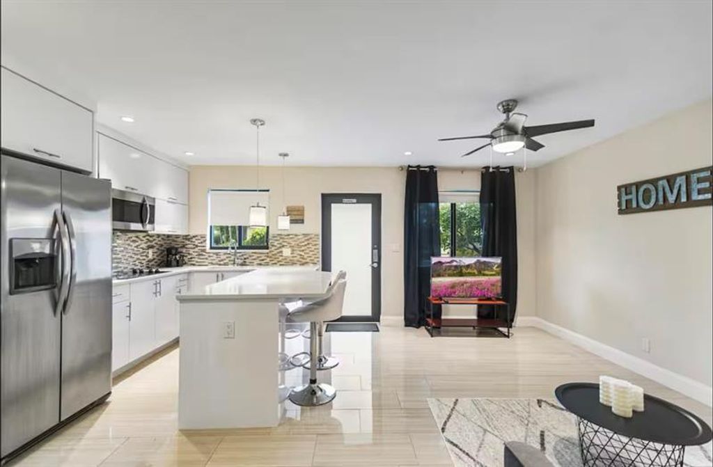 Photo of 320 NE 15th Ave #2, Fort Lauderdale, FL 33301 (MLS # F10531385)