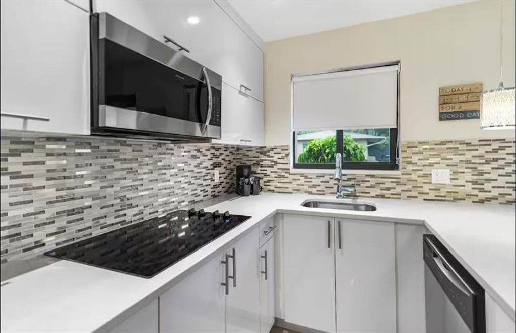 Photo of 320 NE 15th Ave #2, Fort Lauderdale, FL 33301 (MLS # F10531385)