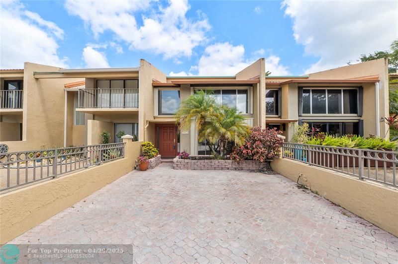 701 E Coco Plum Cir 4

                                                                             Plantation                                

                                    , FL - $395,000