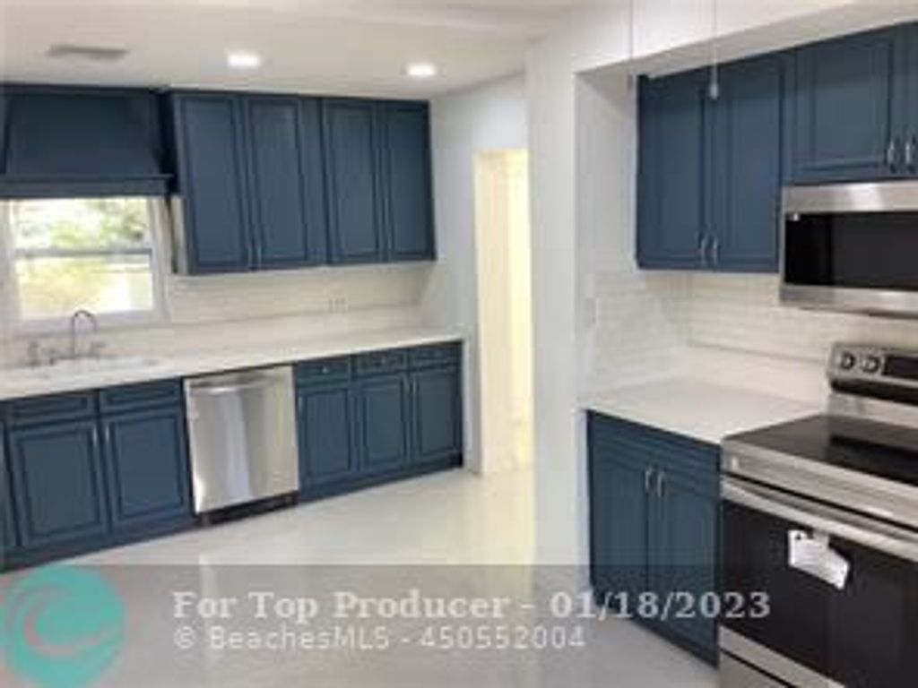 Photo of 701 Parkway Dr, Fort Pierce, FL 34950 (MLS # F10359250)