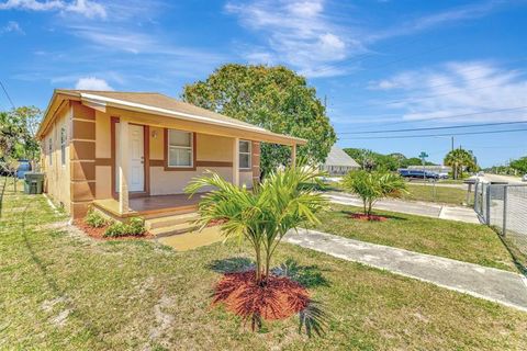 Photo of 529 N 13th St, Fort Pierce, FL 34950 (MLS # F10500616)