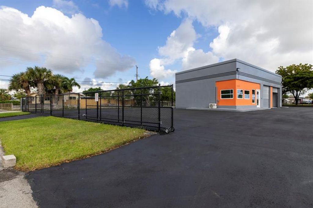 Photo of 5001 N Dixie Hwy, Deerfield Beach, FL 33064 (MLS # F10534093)