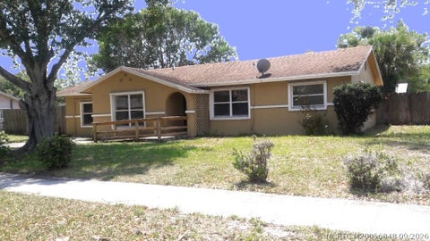 Photo of 1125 Hemlock Circle, Fort Pierce, FL 34947 (MLS # M20056848)