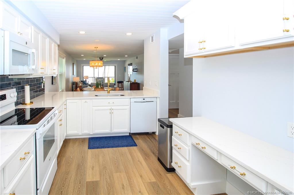 Stuart, Florida 34996, United States, 2 Bedrooms Bedrooms, ,2 BathroomsBathrooms,Residential,Active,121324