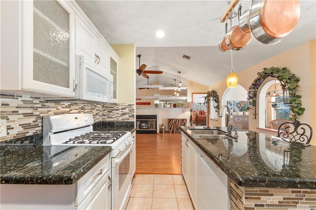 Port Saint Lucie, Florida 34953, United States, 4 Bedrooms Bedrooms, ,3 BathroomsBathrooms,Residential,Pending,77541