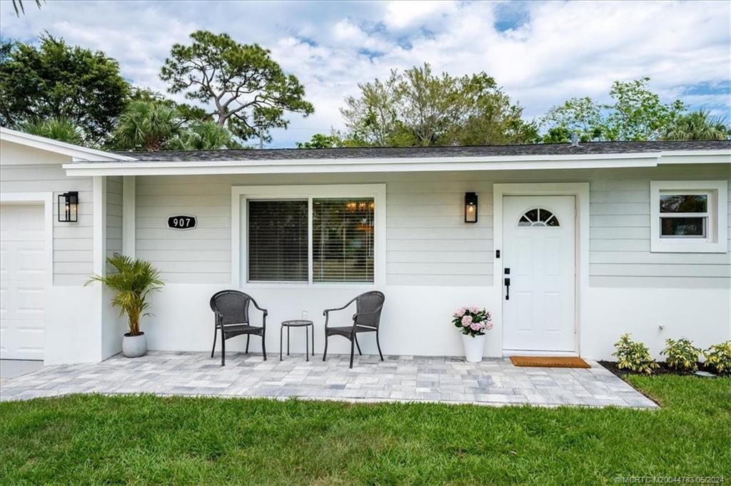 Photo of 907 SE Flamingo Avenue, Stuart, FL 34996 (MLS # M20044783)