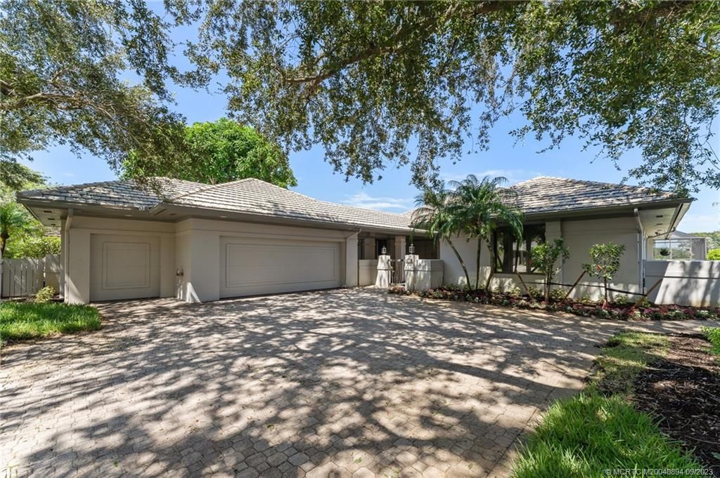 Photo of 6101 SE Oakmont Place, Stuart, FL 34997 (MLS # M20040894)