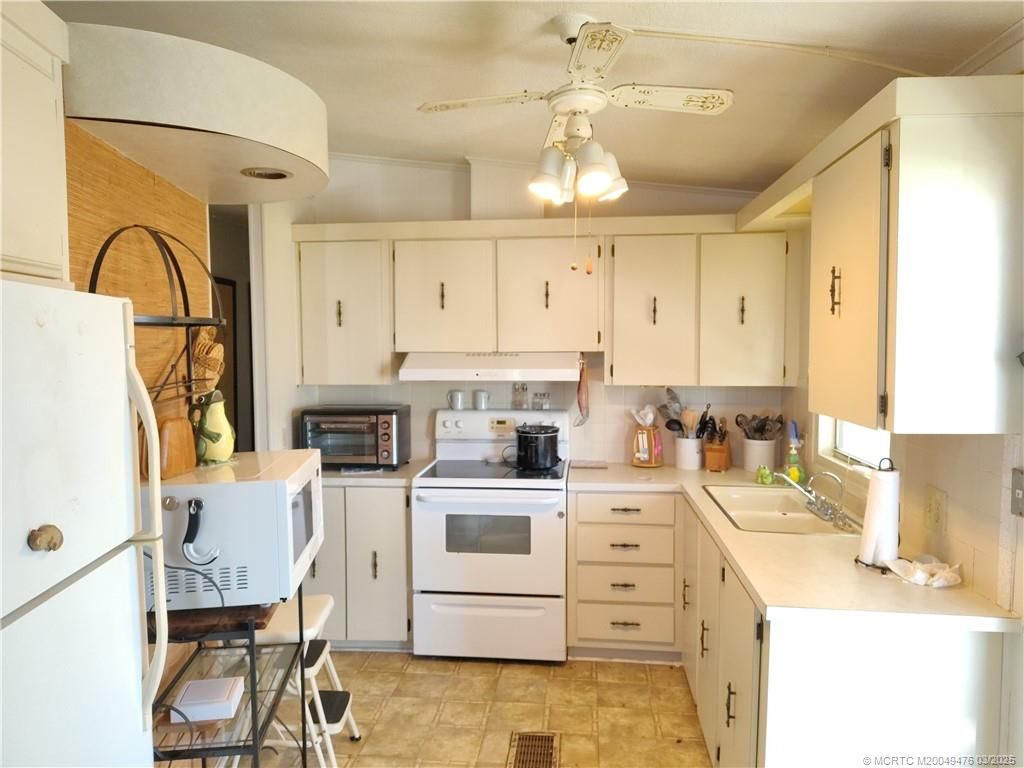 Photo of 196 SE Trafalgar Terrace, Stuart, FL 34994 (MLS # M20049476)