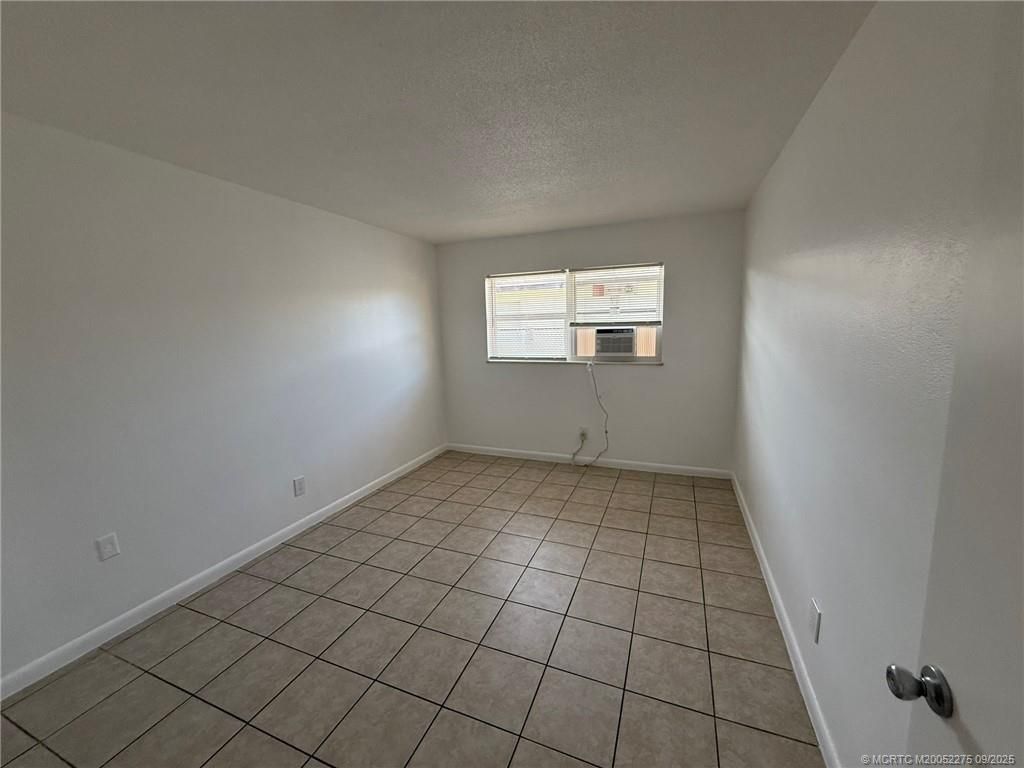 Photo of 1865 40th Avenue, Vero Beach, FL 32960 (MLS # M20052275)