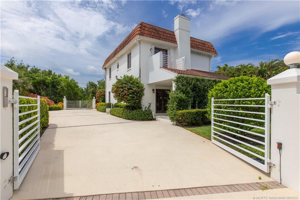 Photo of 4203 SE Honey Hill Lane, Stuart, FL 34997 (MLS # M20039960)